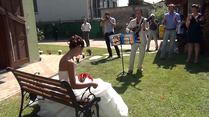 La serenata: un regalo di antica tradizione che solo un musicista, cantante con spiccate qualità musicali canterà dal vivo.